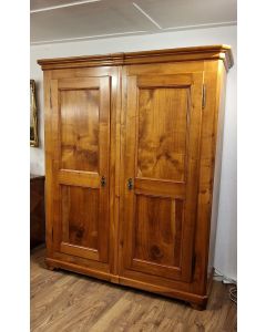 Biedermeierschrank in Kirschbaumholz um 1820 gefertigt