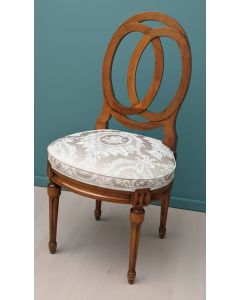 Louis XVI Stuhl um 1760 gefertigt  in Nussbaumholz