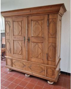 Innderschweizer Barockschrank aus Zug um 1740 gefertigt