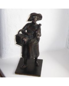 Wunderschöne Bronze, Marktfrau mit Berner Giessermarke