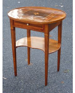 Biedermeier Beistelltisch um 1830, Nussbaumholz mit Intarsien