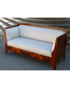 Zierliches Biedermeier Sofa, Nussbaumholz um 1830