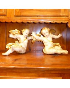Ein Paar sitzende Engel aus der Zeit um 1750