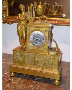 Exklusive Kaminuhr Empire, Bronze vergoldet, Paris um 1810