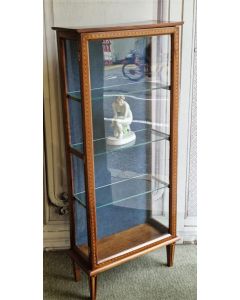 Elegante Biedermeier Vitrine um 1810 gefertigt in Nussbaumholz