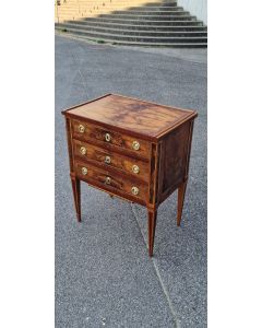 Zierliche Louis XVI Kommode um 1780 gefertigt